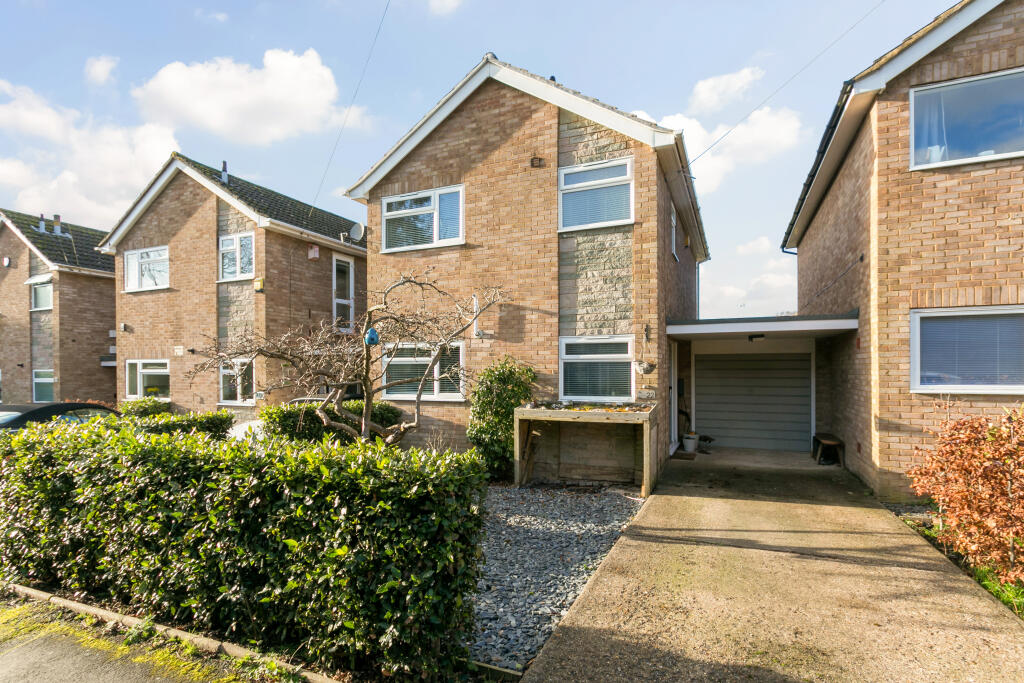 3 bedroom link detached house for sale in Burroughs Crescent, Bourne