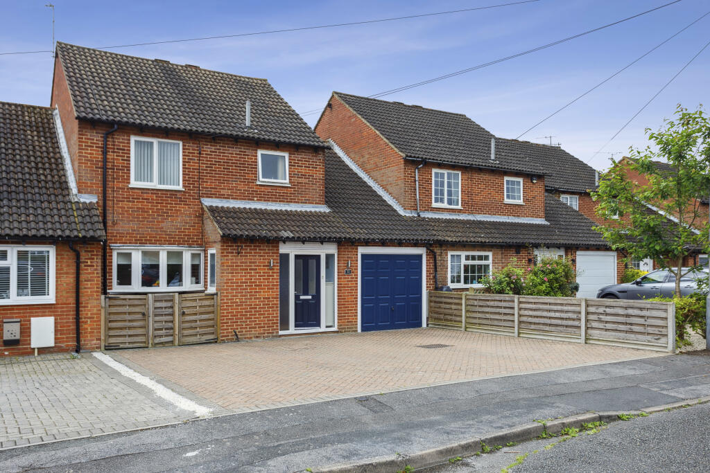 4 bedroom link detached house for sale in Stapleton Close, Marlow, SL7