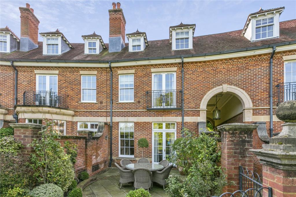 5 bedroom terraced house for sale in Wethered Park, Marlow