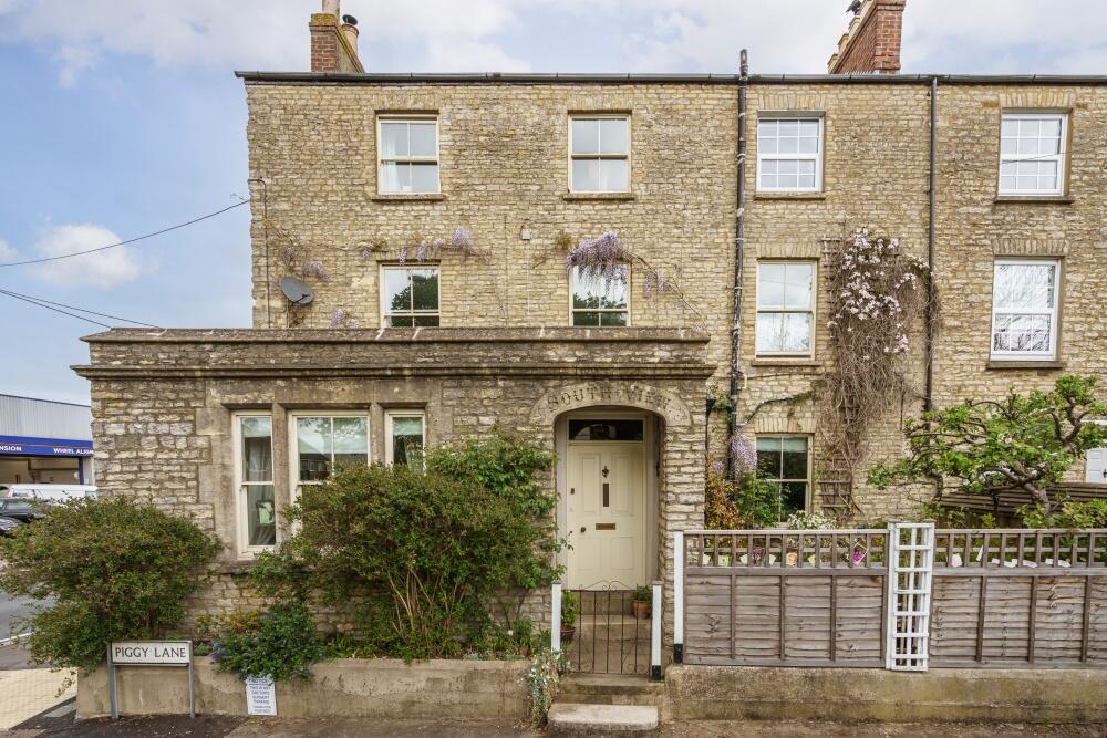 Main image of property: Piggy Lane, Bicester, OX26