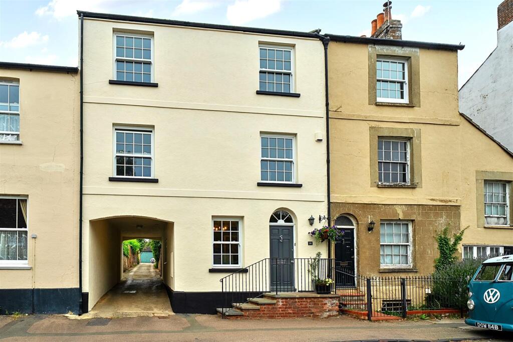 Main image of property: High Street, Aylesbury, HP18