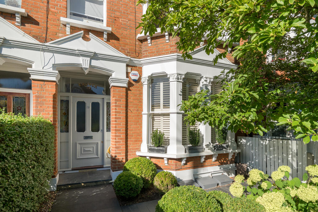 Main image of property: Red Post Hill, London, SE24