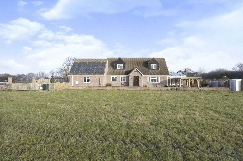 4 bedroom detached house for sale in Moss SOUTH YORKSHIRE, DN6
