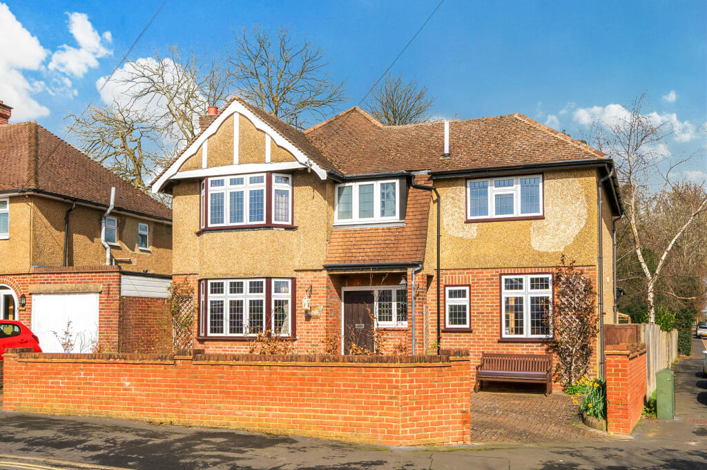 4 bedroom detached house for sale in Lincoln Way, Croxley Green, WD3