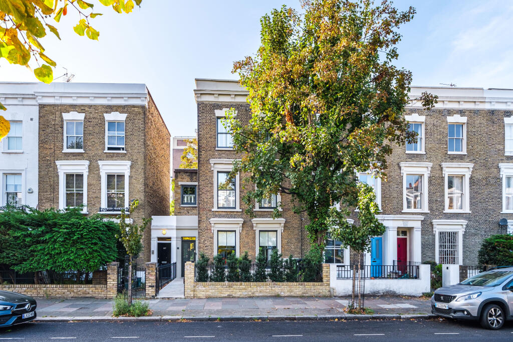 4 bedroom end of terrace house for sale in Southgate Road, London, N1