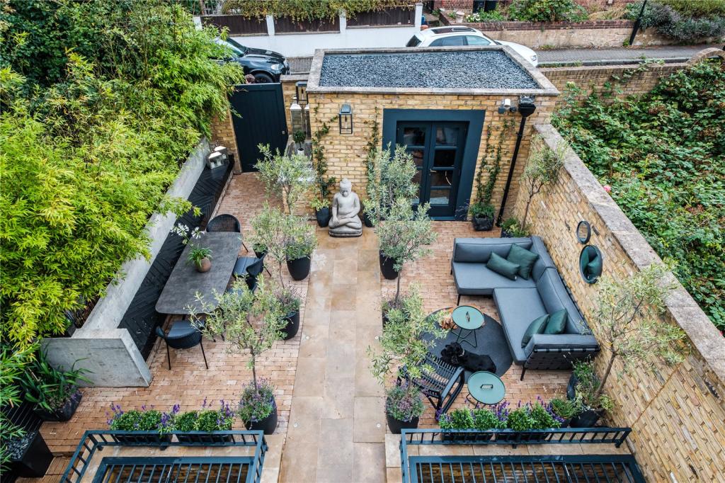 5 bedroom end of terrace house for sale in Graham Road, London, E8