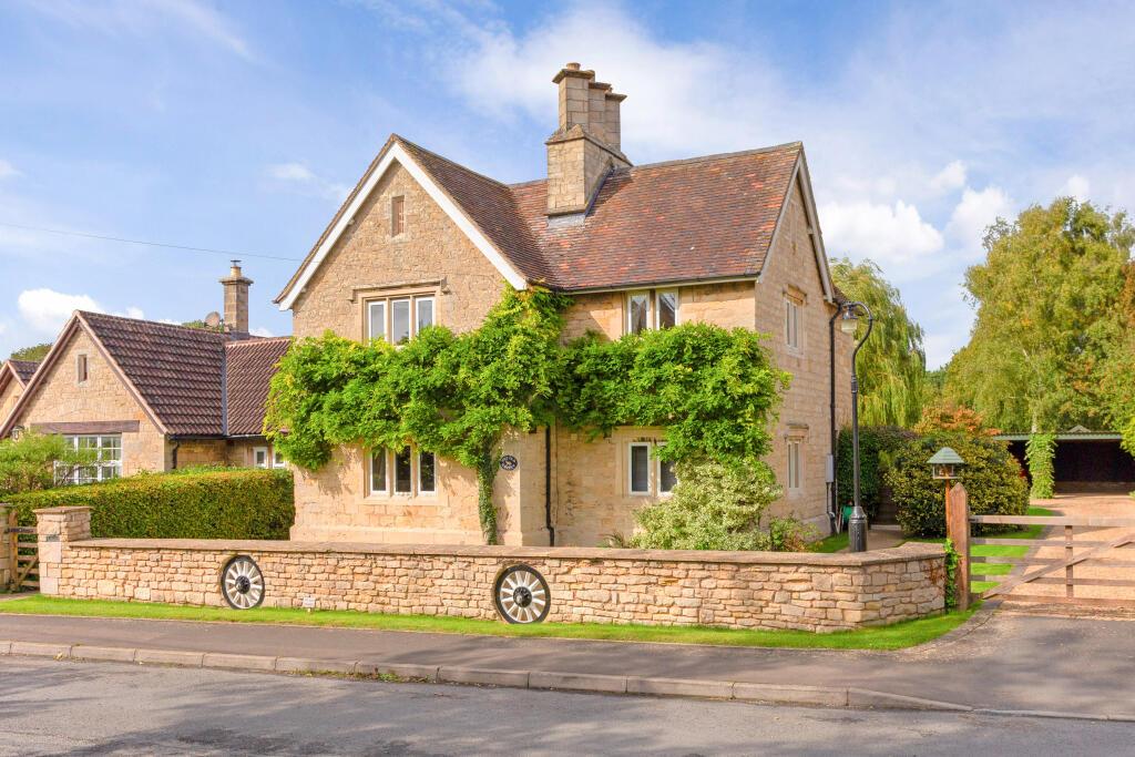 3 bedroom semidetached house for sale in Haresfield, Stonehouse, GL10