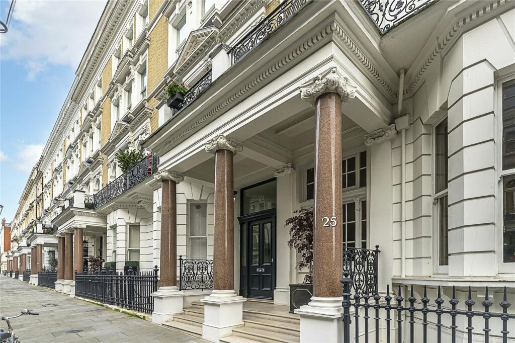 2 bedroom flat for sale in De Vere Gardens, London, W8