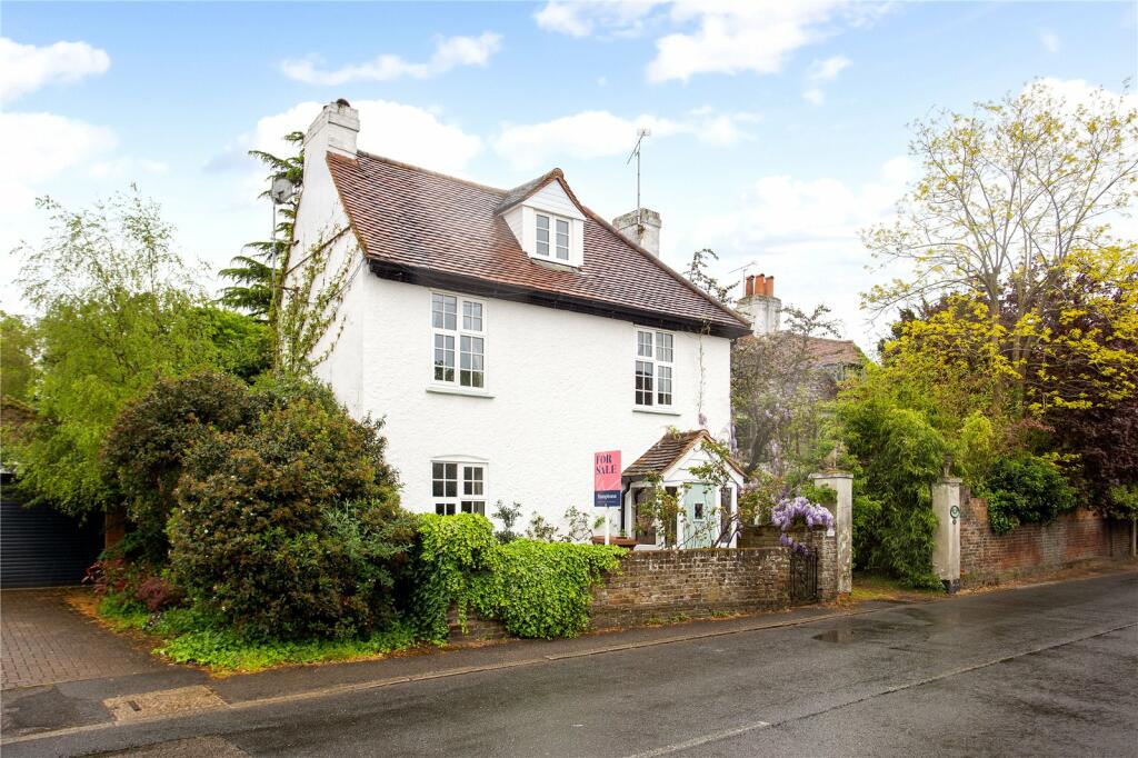 3 bedroom detached house for sale in Upper Halliford Road, SHEPPERTON, TW17