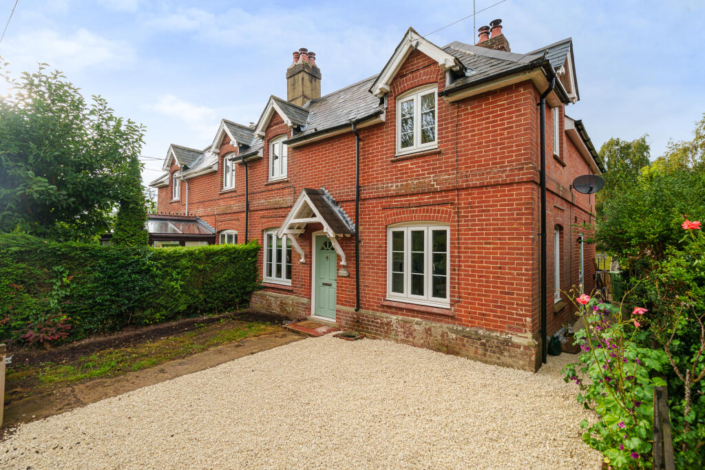 3 bedroom semidetached house for sale in The Dene, Alresford, SO24
