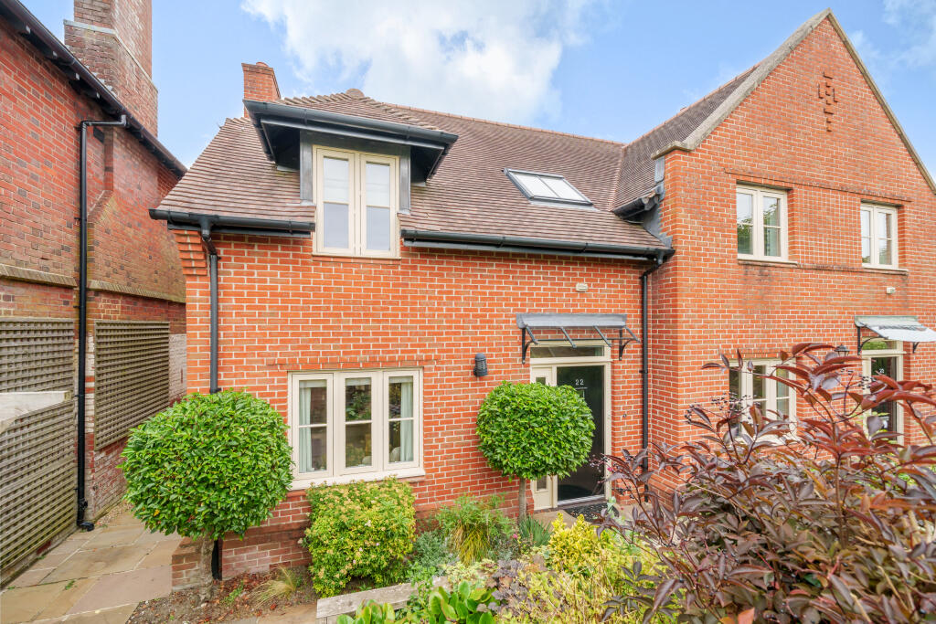 2 bedroom semi-detached house for sale in Milesdown Place, Winchester, SO23