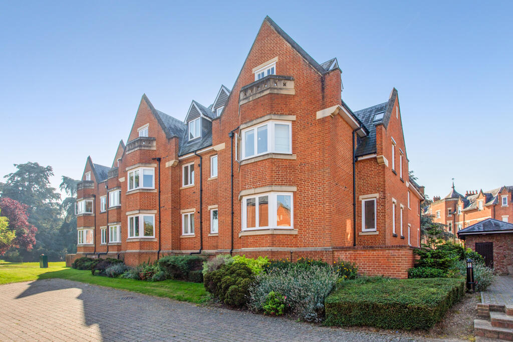 2 bedroom flat for sale in Longbourn, WINDSOR, SL4