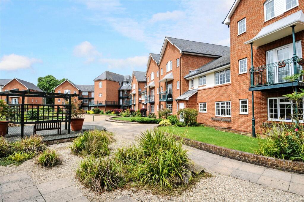 2 bedroom flat for sale in St. Leonards Road, Windsor, SL4
