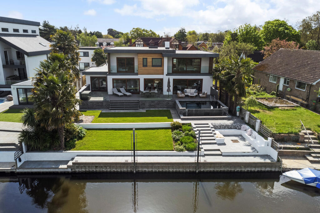 Main image of property: Park Avenue, Wraysbury, TW19