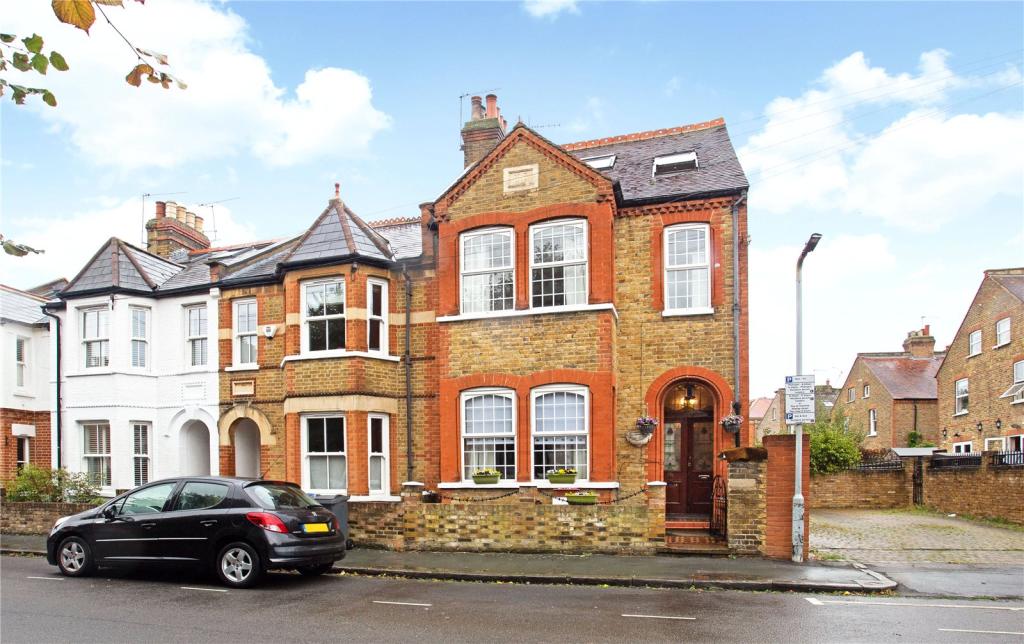 6 bedroom semidetached house for sale in Queens Road, Windsor