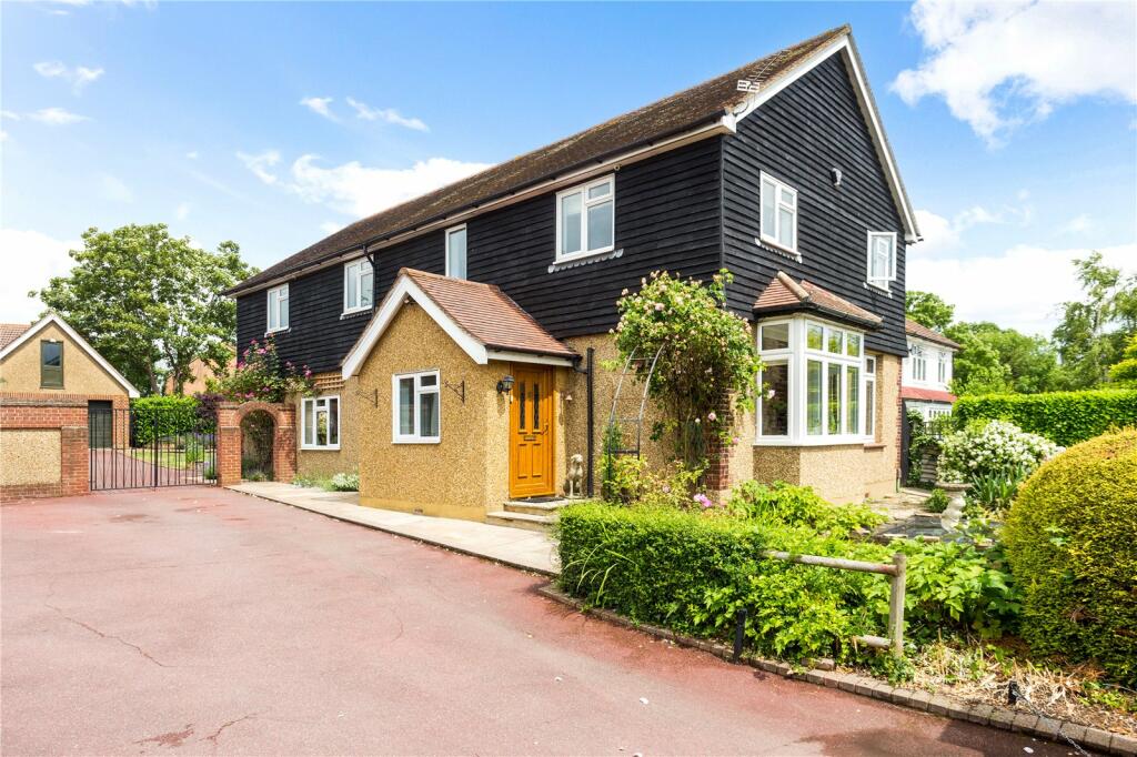 5 bedroom detached house for sale in Broomstick Hall Road, Waltham