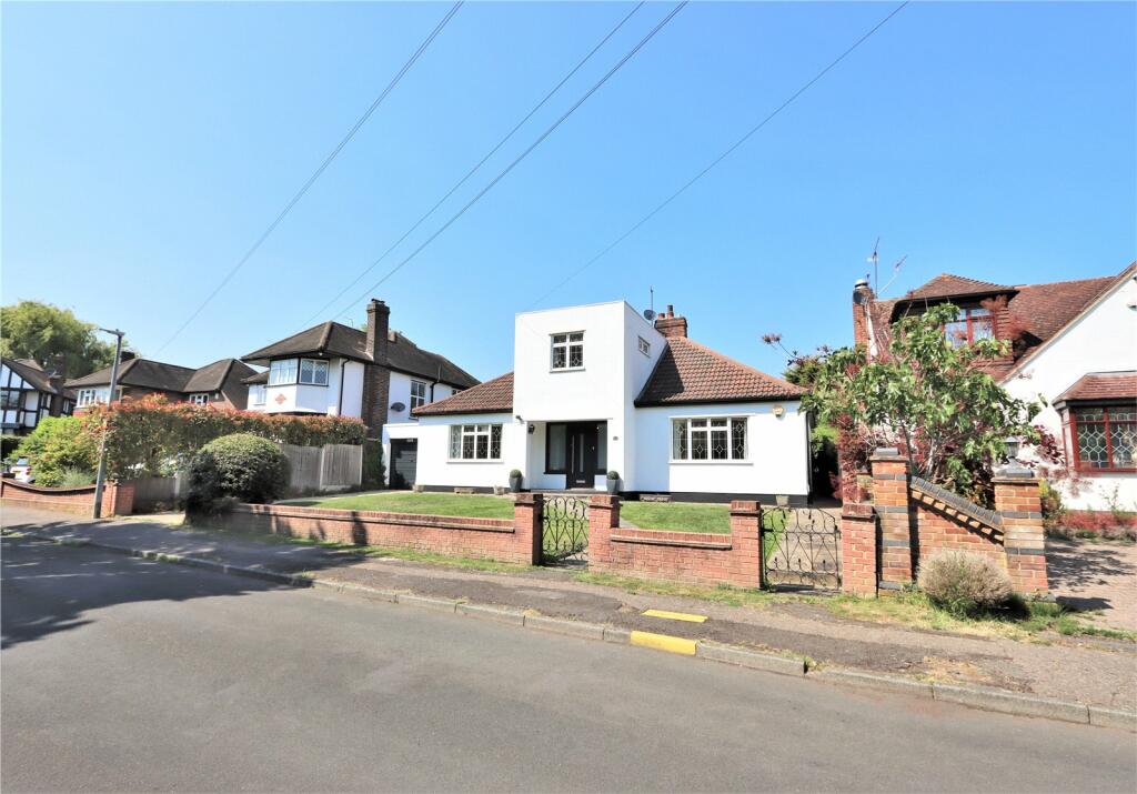 4 bedroom detached house for sale in Brook Rise, Chigwell, Essex, IG7