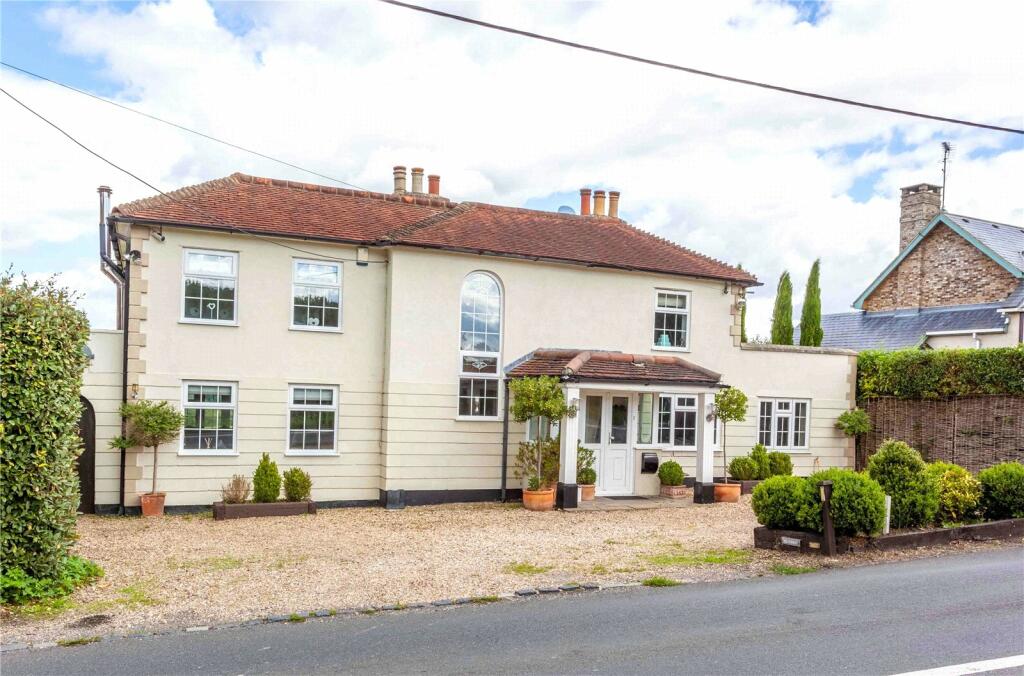 5 bedroom detached house for sale in Manor Road, Lambourne End, RM4