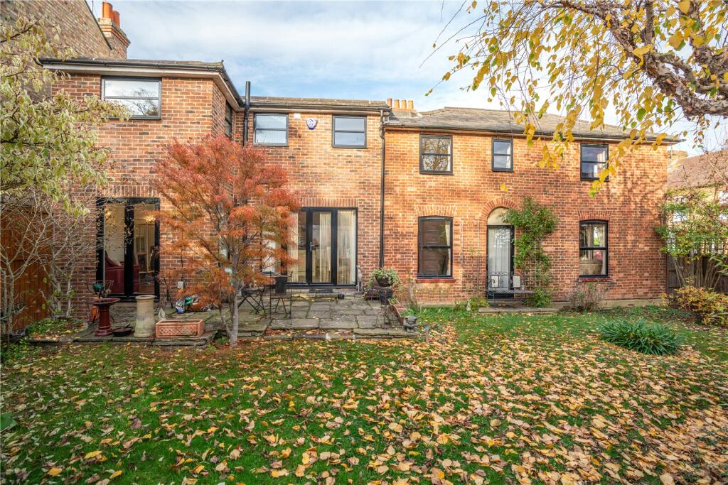 Main image of property: Smarts Lane, Loughton, Essex, IG10