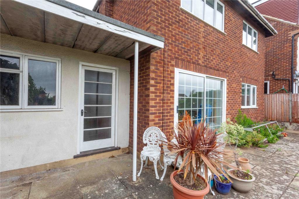 3 bedroom detached house for sale in Goldings Rise, Loughton, Essex, IG10