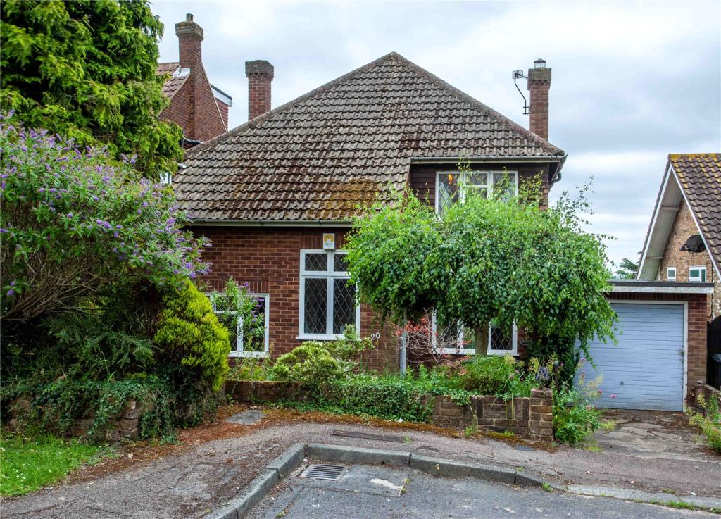 3 bedroom detached house for sale in Goldings Rise, Loughton, Essex, IG10