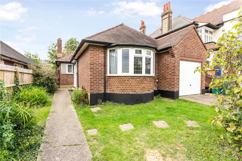 2 bedroom bungalow for sale in Kings Avenue, Woodford Green, Essex, IG8