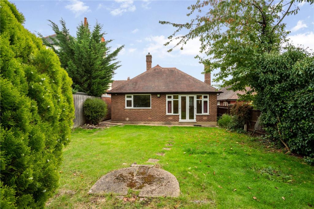 2 bedroom bungalow for sale in Kings Avenue, Woodford Green, Essex, IG8