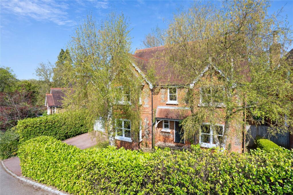 5 bedroom detached house for sale in Grange Drive, Wooburn Green, HP10