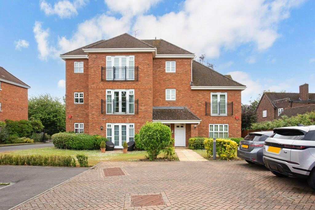 2 bedroom flat for sale in Maxwell Road, Beaconsfield, HP9