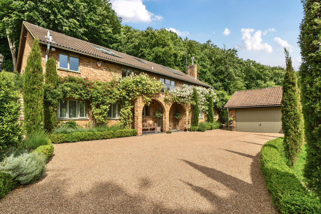 Main image of property: Hearn Close, Penn, HP10