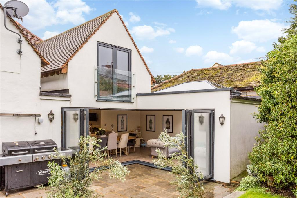 5 bedroom semidetached house for sale in The Green, Wooburn Green