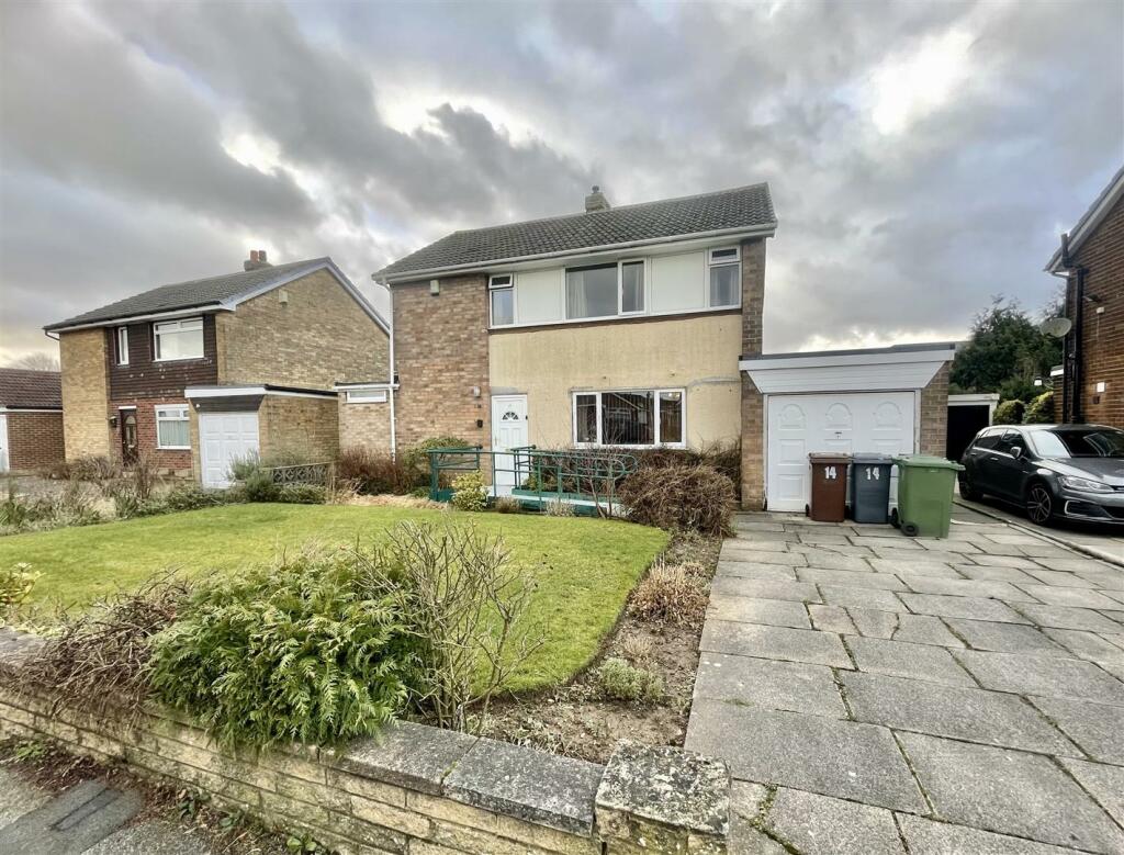 4 bedroom detached house for sale in Lindsay Road, Garforth, Leeds, LS25