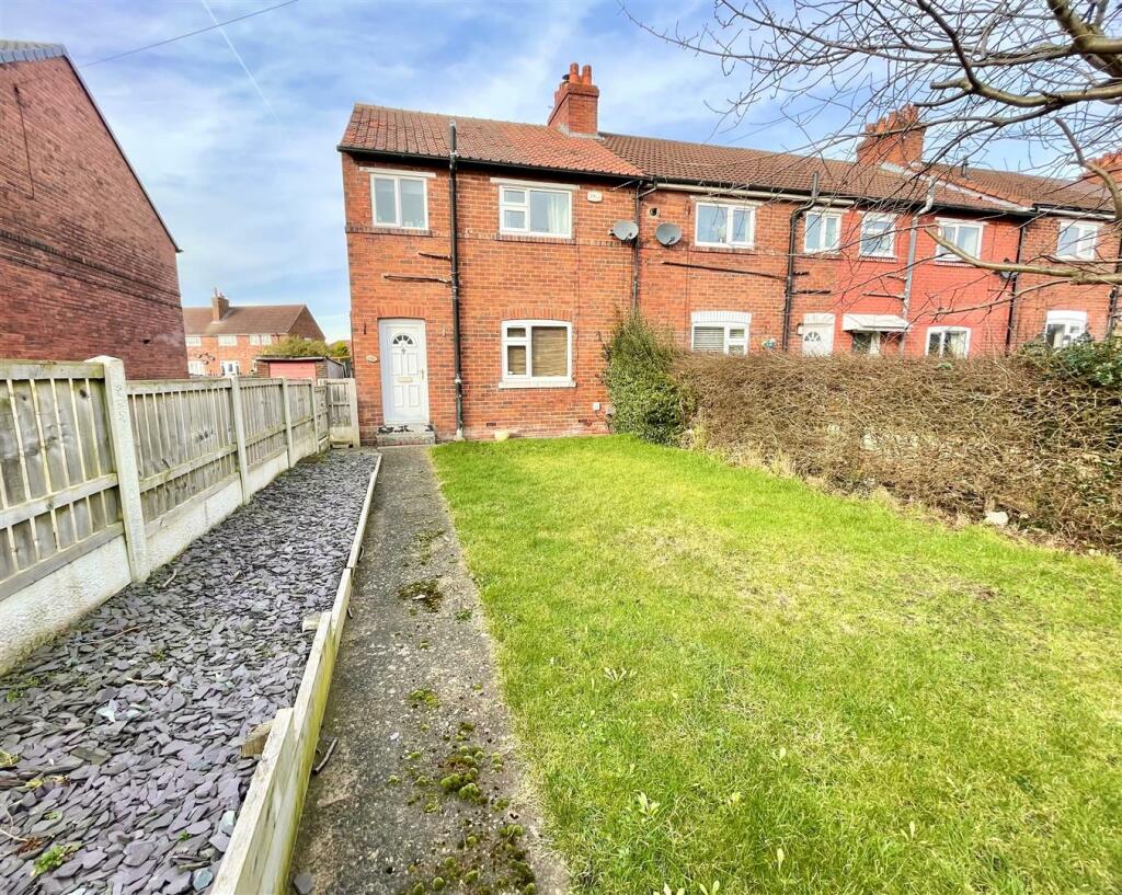 3 bedroom end of terrace house for sale in Wakefield Road, Swillington