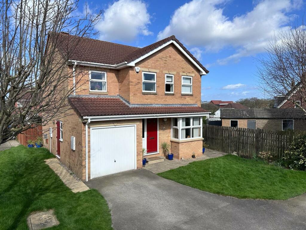 4 bedroom detached house for sale in Saxton Court, Garforth, Leeds, LS25