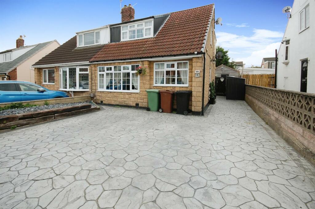 4 bedroom semidetached bungalow for sale in Whitecliffe Crescent