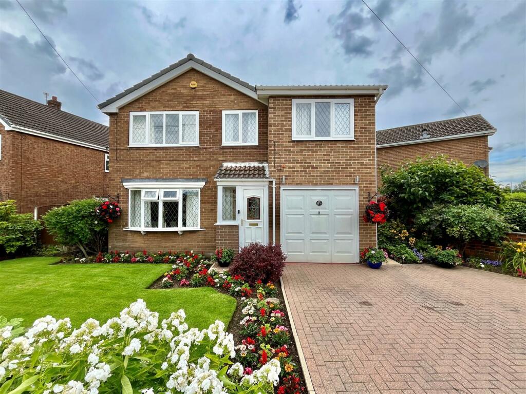 4 bedroom detached house for sale in Church Avenue, Swillington, Leeds