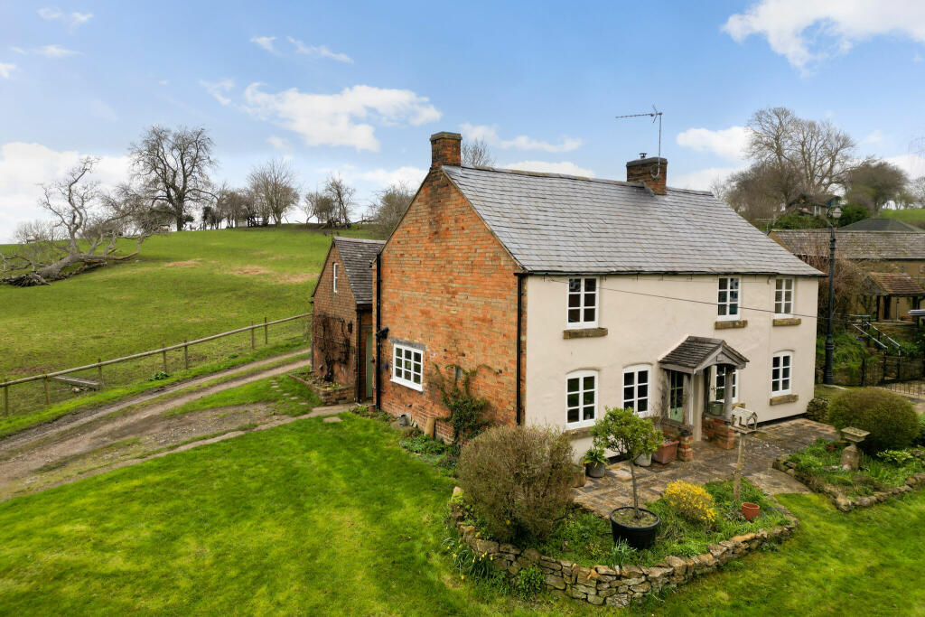 3 bedroom cottage for sale in Front Street, ShipstonOnStour, CV36