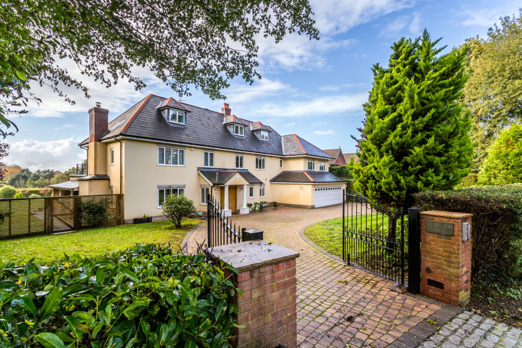 6 bedroom detached house for sale in High Drive, Woldingham, CR3