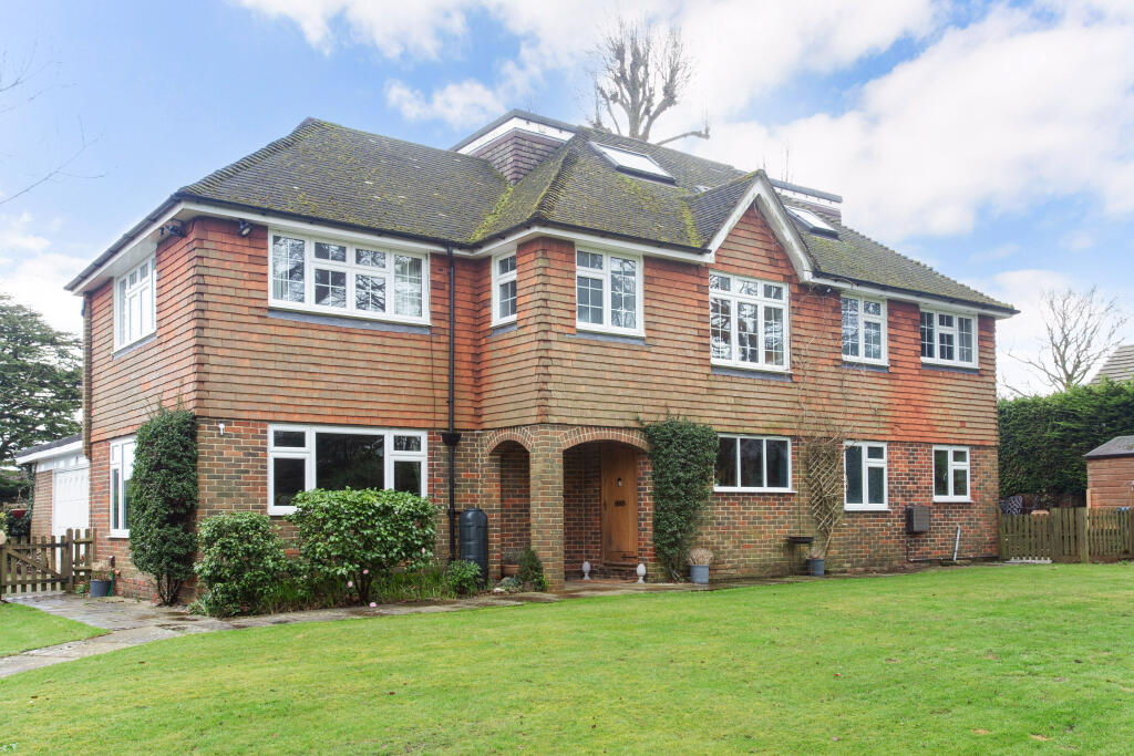 5 bedroom detached house for sale in Alderwood Close, Caterham, CR3