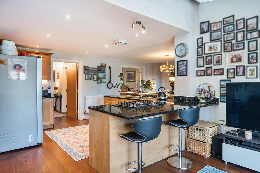 Additional property image - Newbery Close, Caterham, CR3