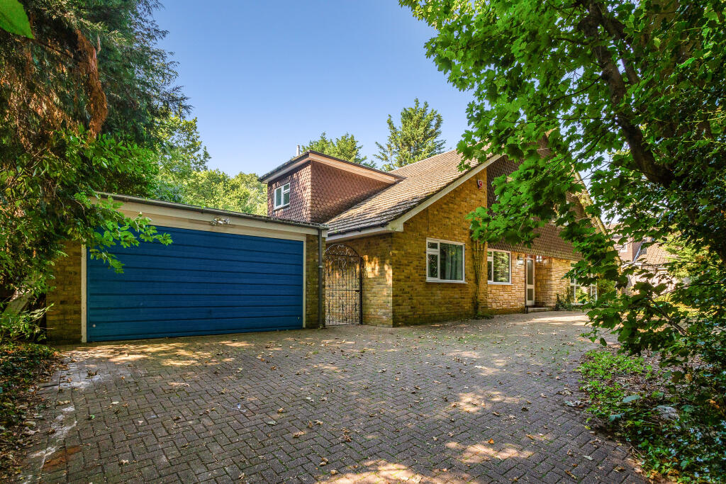 4 bedroom detached house for sale in The Avenue, Whyteleafe, CR3