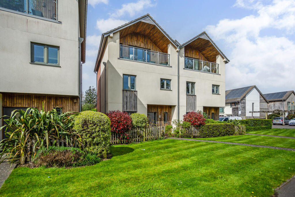 4 bedroom semidetached house for sale in Lloyd Road, Chichester, PO19