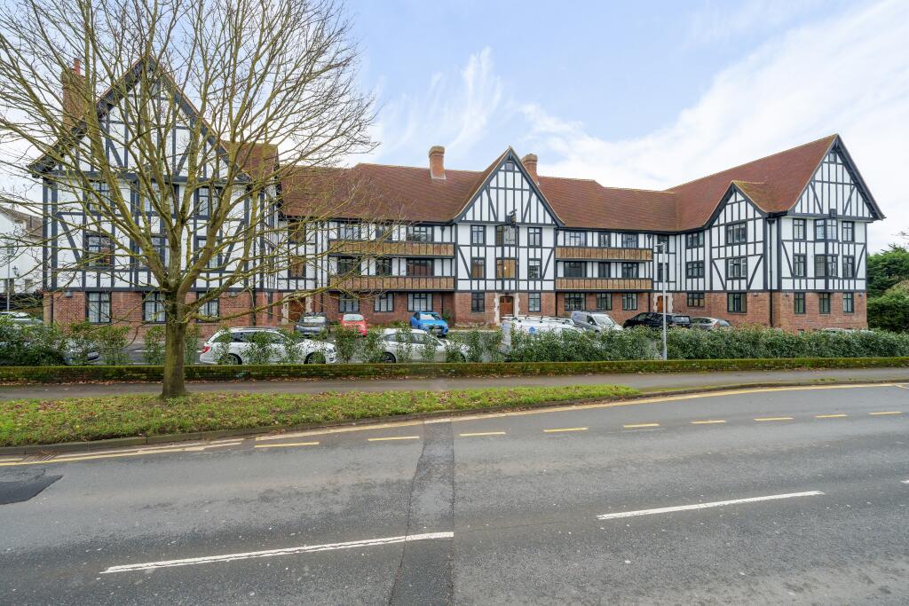 2 bedroom flat for sale in Lammas Lane, Esher, KT10