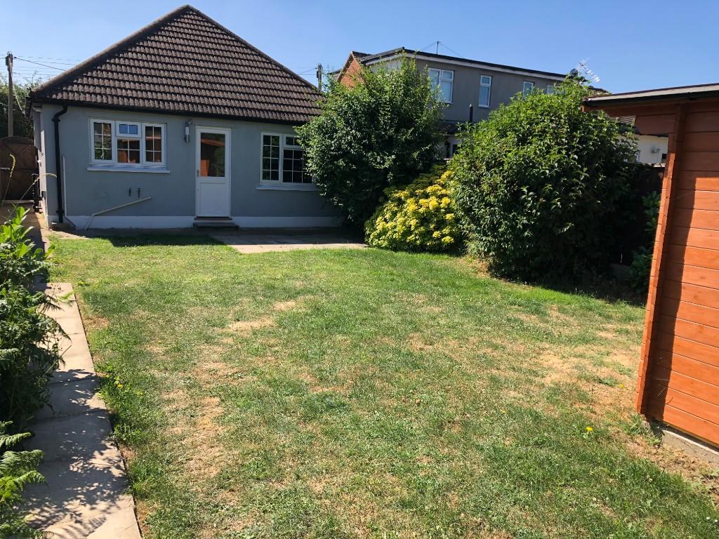 2 bedroom detached bungalow for rent in Rectory Road, Hockley, Essex, SS5