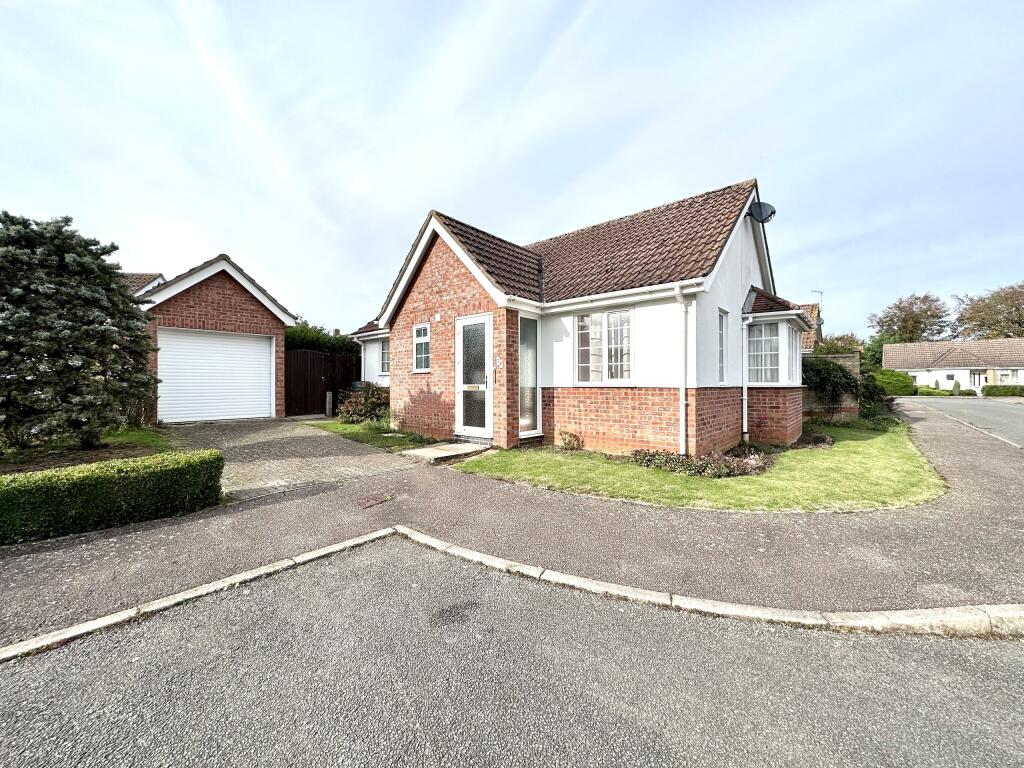 2 bedroom detached bungalow for sale in Hinton View, Haddenham, Ely