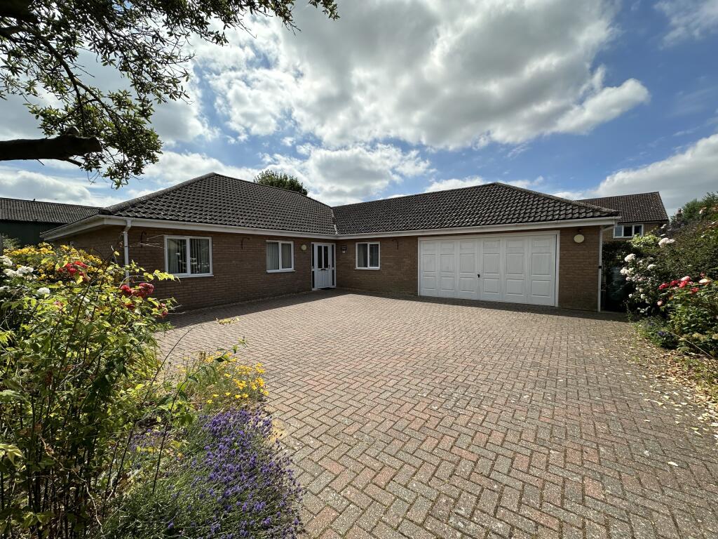 3 bedroom detached bungalow for sale in Manor Court Road, Witchford