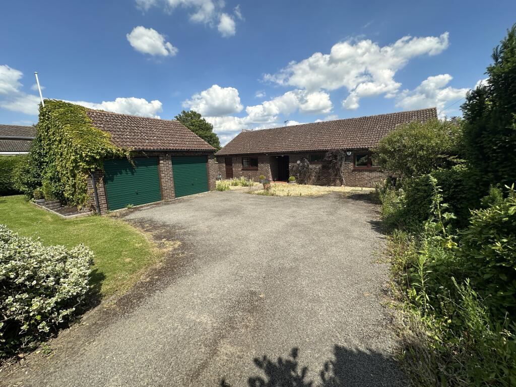3 bedroom detached bungalow for sale in Ely Road, Littleport, Ely