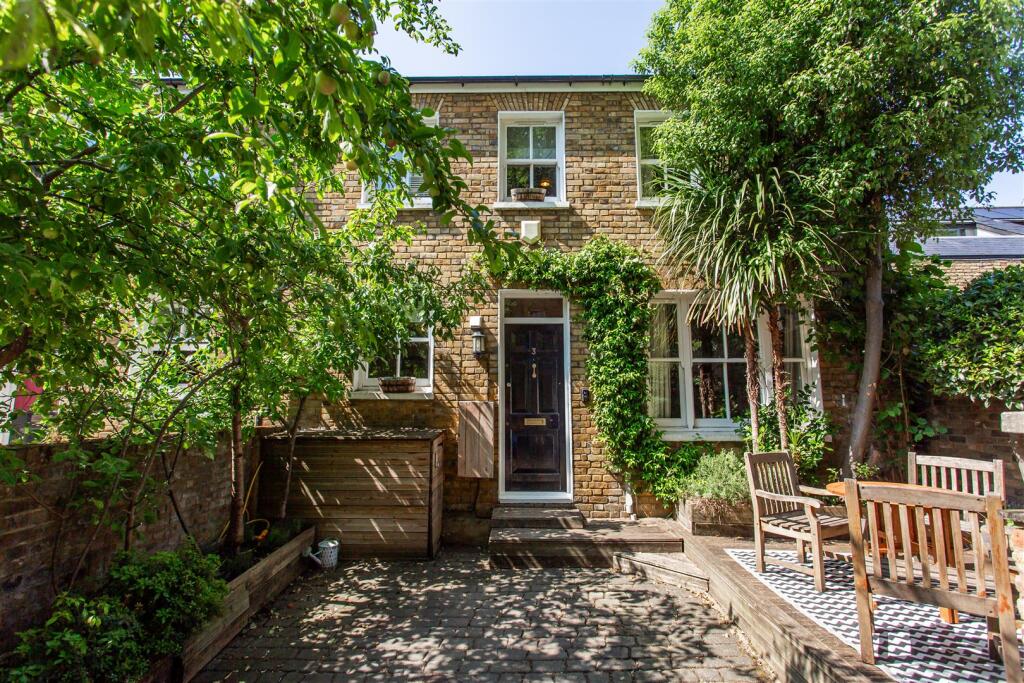 Main image of property: Lyn Mews, Tredegar Square, Mile End, E3