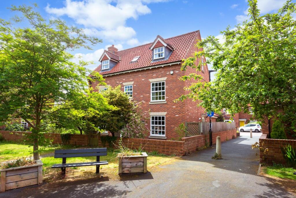 5 bedroom detached house