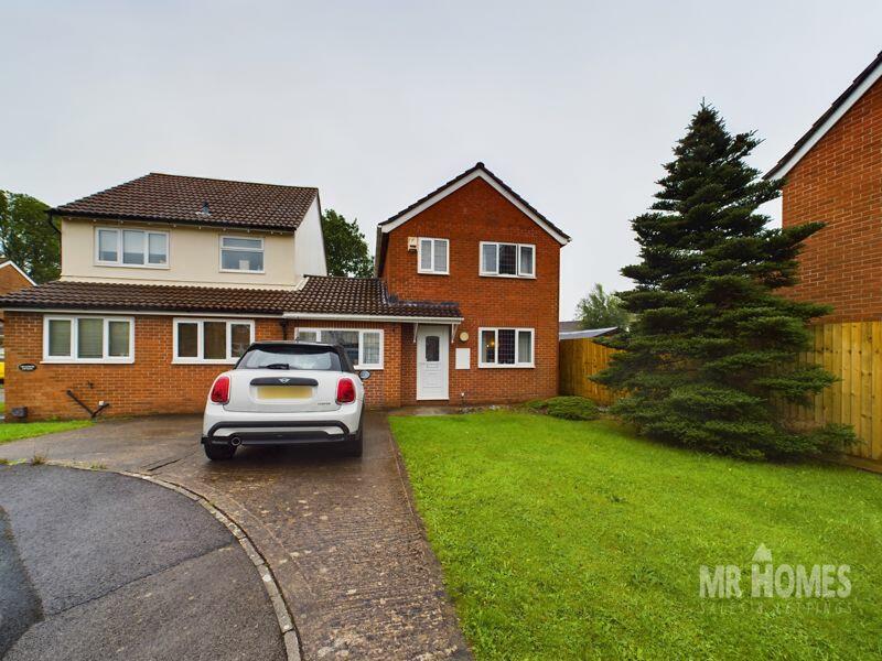 3 bedroom link detached house for sale in Cherry Down Close Thornhill